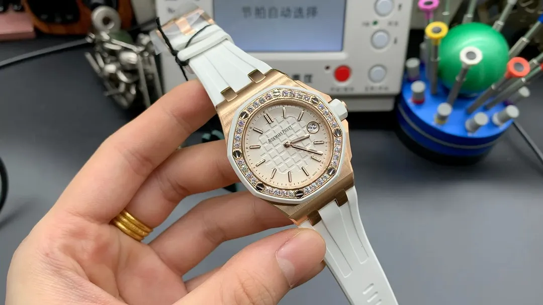 Ap factory一款專屬女生的愛彼，牛奶白愛彼67540OK，67540SK皇家橡樹離系列37mm石英女錶18k玫瑰金鑲鑽白色橡膠表圈32顆明亮型切割美鑽錶殼904精鋼鑲鑽32顆大小明亮式鋯石💎（約1.02克拉） 錶帶採用白色液態矽膠經歐盟認證環保材質製成髒了可用清水沖洗乾淨或濕紙巾擦淨即可