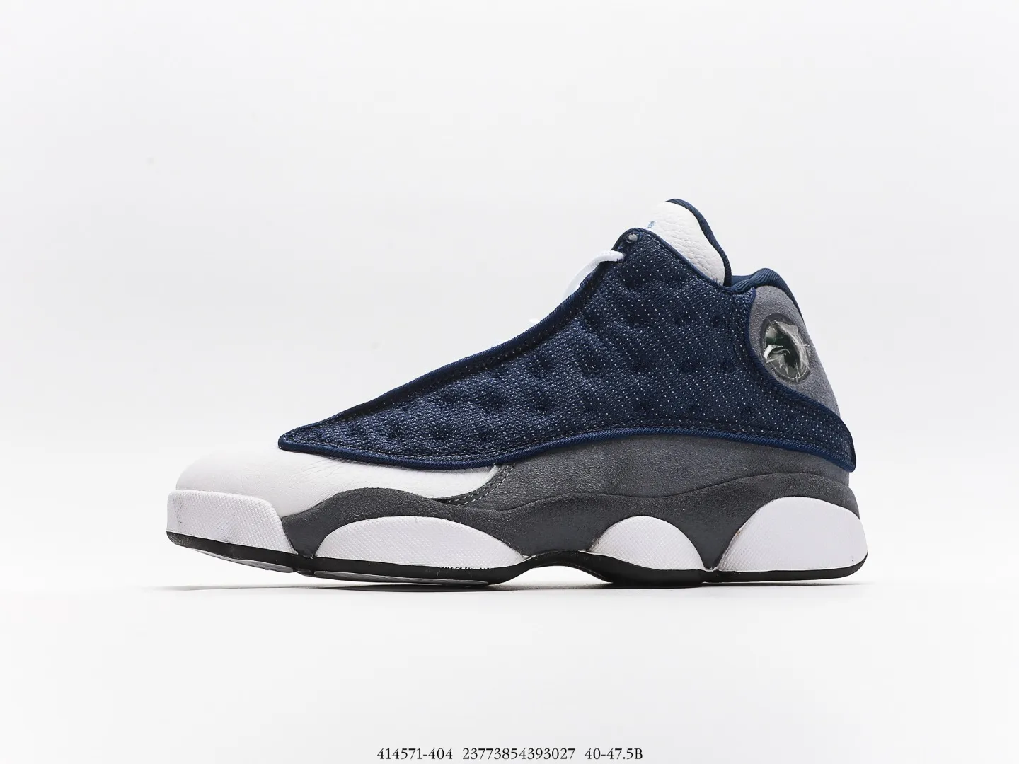 喬丹Air Jordan 13 “Flint”海軍藍 經典的海軍藍、深灰和白色搭配,打破了黑白紅的傳統,在元年配色中顯得格外獨特。