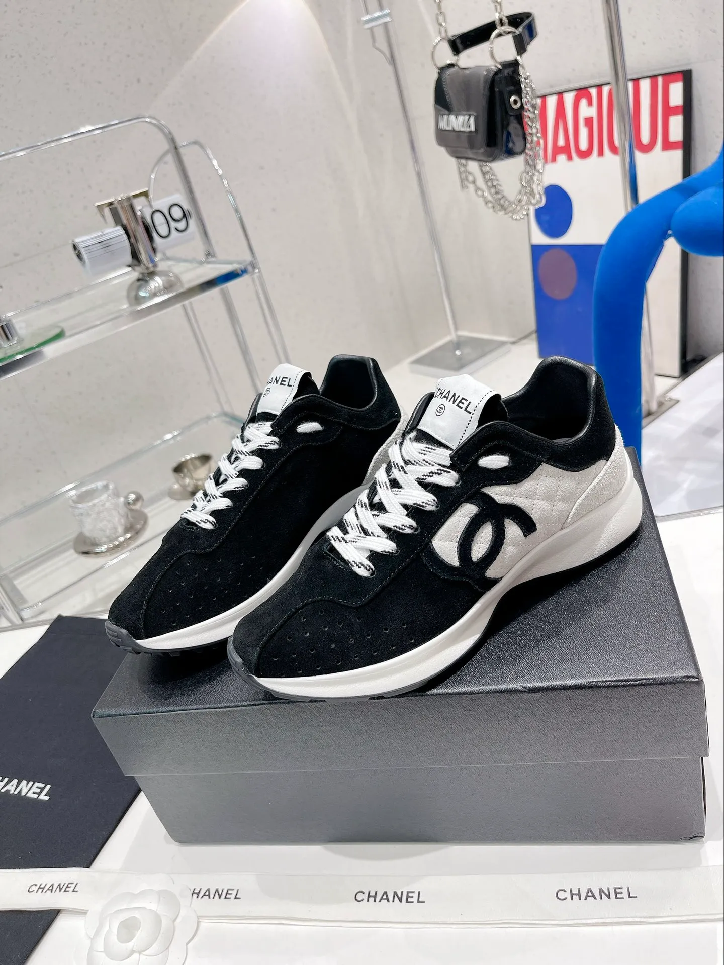 👟 chanel 香奈兒2022春夏新款運動鞋 無敵漂亮又好穿的小香熊貓鞋，非常輕便，內裡也是超級軟，超級舒服，無敵好穿 ，鞋面透氣孔設計，清新的冰淇淋配色特別適合春夏鞋面：進口環保彩色羊絨內裡：超級透氣綿羊皮碼數：35-40