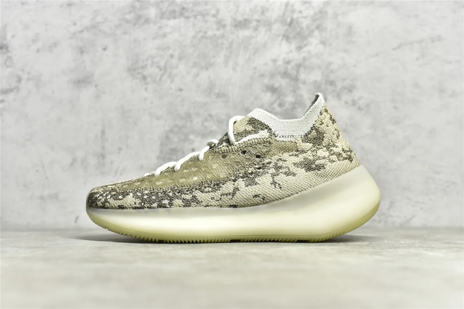 覓貨權威實拍💯#DDDED1新貨🚀#純原級別 Yeezy Boost 380 "Stone Salt" 岩石灰 原鞋原楦原紙板開發 原盒原標 前低後高 原版鞋型 原廠原材採用率極高 真正裸鞋級產物 全新原廠BASF大底 梅花壓印清晰、顆粒感飽滿、立體清晰 當前僅此一家‼