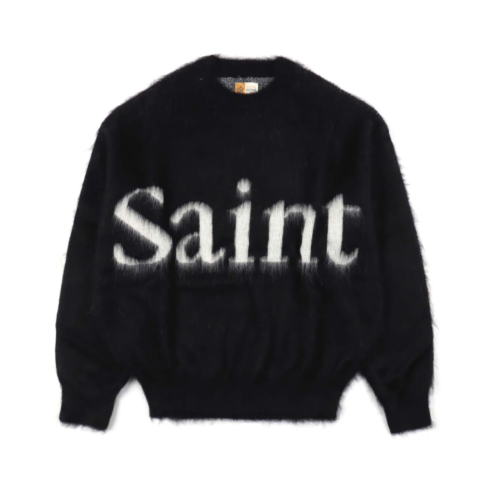 SAINT MICHAEL 23FW SAINT提花字母圓領毛衣                採用55%馬海毛15%羊毛混紡 羊毛含量很高的紗線 總含毛量高達80% 毛感肉眼可見 採用特種機器織造 使用20沙咀的噴頭機器 成本極高 進口提花機作業 損耗變數不穩定報廢率較高 做成成衣後要做拉毛處理工藝比較複雜 胸前做的簽名字母拉毛圖案經典又時尚 字母部分反複調試多次 經典的圓領設計 簡單大方又實穿 整件做的拉毛工藝讓人眼前一亮 寬鬆版型無性別區分 寬鬆版型遮肉顯瘦不挑人 羊毛材質洗滌建議乾洗 不能機洗不能烘乾和熱水洗滌 不能長時間浸泡暴晒 正確的洗滌方式可使衣服使用壽命延長                SIZE：S M L XL                編碼；CAL122163