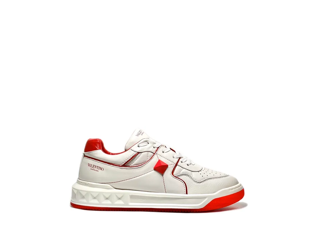 Valenti**華倫 Garavani ONE STUD 低幫小牛皮運動鞋♞size；38～44 （45定制）納帕小牛皮， 輕便舒適- 半啞光工藝效果處理超大鉚釘細節- 鞋跟和鞋舌裝飾 Valentino Garavani 絲網印刷徽標- 橡膠鞋底，裝飾淺浮雕式超大鉚釘細節
