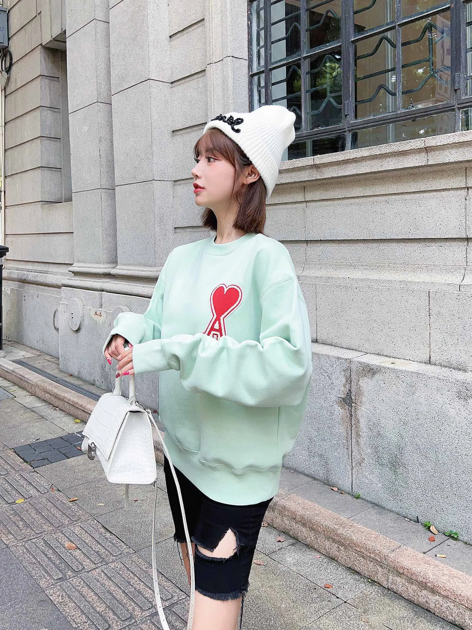 Ami/愛心 愛心刺繡圓領衛衣                早秋新款高克重純棉基礎圓領衛衣，男女同款，貿易公司渠道稀出，同步官網發售，法國著名一線潮牌最新秋冬衛衣上線，同步各大買手店發布，每年必入的基礎搭配單品，青春都市休閒時尚風格，超級火爆的人氣款式，用心甄選客供進口100%純棉材質，高克重毛圈棉面料製成，面料手感溫潤軟糯，內里水洗質感的毛圈肌理，貼身著穿非常的親膚透氣，同時富有優越的保暖性，衣身胸前標誌性的愛心字母LOGO點綴，與後領處經典的品牌刺繡相呼應，極具檔次與規格感，其刺繡工藝同樣是無比精湛，OS寬鬆落肩版型+下擺短款針織羅紋收口設計，令上身倍顯時尚感，減齡顯瘦、超級顯腿長，無論男女都可輕鬆演繹出最有型的穿搭，男女同款，無論男女都可輕鬆演繹出最前衛時髦的穿著造型感，搭配能力超乎你的想像。
