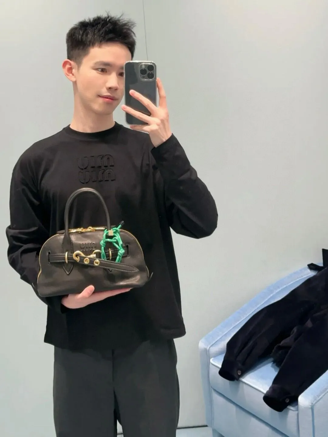Miu Miu 繆繆 24FW 字母貼佈繡長袖T卹                此款面料顏色非常特殊，定染一個月，而且胸口面料並非為短袖面料，而是miu官方的一款褲子麵料，                市場貨全部做錯，（褲子原版我們也購入），兩種面料必須同一時間同缸染色，整件衣服才能如此協調，字母旁邊一定要有毛邊（可去專櫃驗證）成衣輕微洗水，微微磨毛的感覺非常高級                尺碼：S M L                編碼：XLB082381