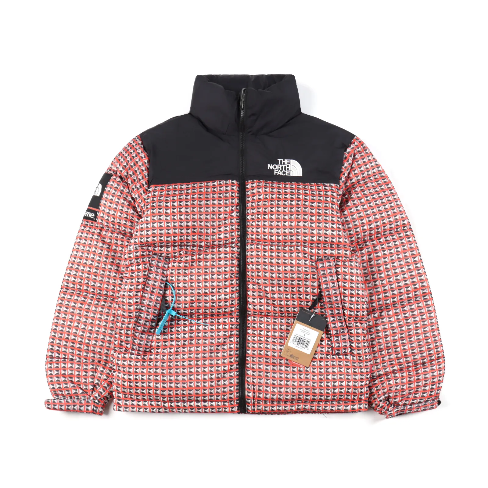 Supreme & The North Face 聯名款鉚釘羽絨服                定制定染覆膜面料，從布料到做工工藝都非常複雜，刺繡進口百靈達刺繡機10000+針數，原版還原，所有拉鍊，釦子，小到吊牌繩全部原版定制，1：1還原，三色同步正品，男女上身都可。
