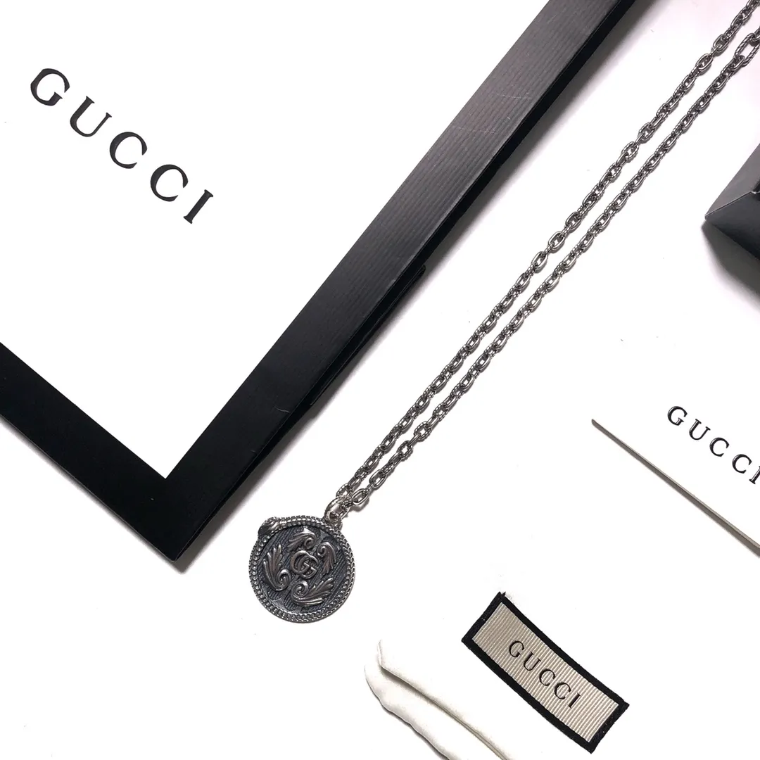 【新品上架】Gucci新款蛇邊雕刻精緻蛇戒形飾雙G翅膀圓形吊墜項鍊 熱播電視劇#三十而已#許幻山同款項鍊 重版 正品起版上身效果的非常好看 鍊長size:70cm編號:200960