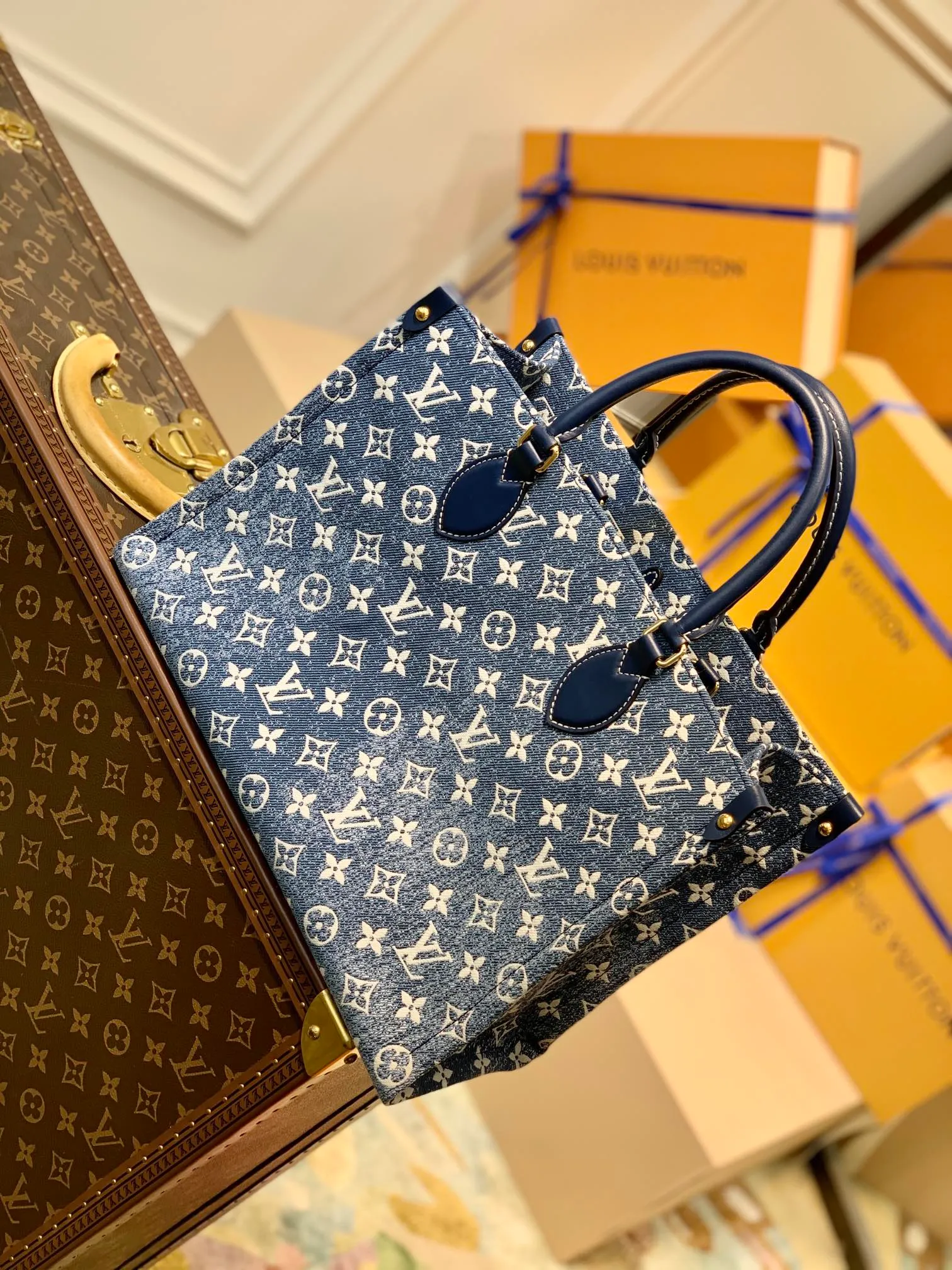 原單M59608牛仔藍 ONTHEGO 手工作、購物或週末出遊，拎起 Onthego 手袋即刻出發。