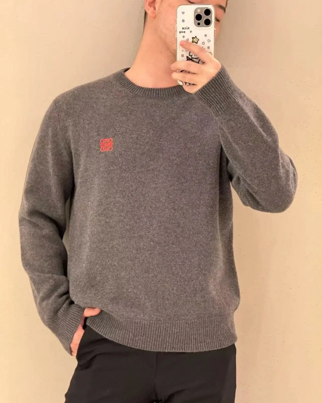 Loewe 羅意威 24FW 刺繡小標圓領毛衣 面料採用綿羊毛混紡毛紗織造 需要進行染紗拼線 整體舒適感對比原版更加親膚 YB上身特別扎 我們在原版毛紗品質的基礎上調整了整體的手感和親膚感 都比ZP上身要舒適 透氣 並且做得到了1:1還原 刺繡logo由進口百靈達電腦繡花機製作 做出了原版的飽滿和緊實度 檔次拉滿 保證客戶拿到手的每一件都是精品 整體版型偏Over Size風格 24FW季度 LOE首推的簡單高級毛衣款式 極力推薦購入的單品 尺碼:S-XL 編碼:XLB092103