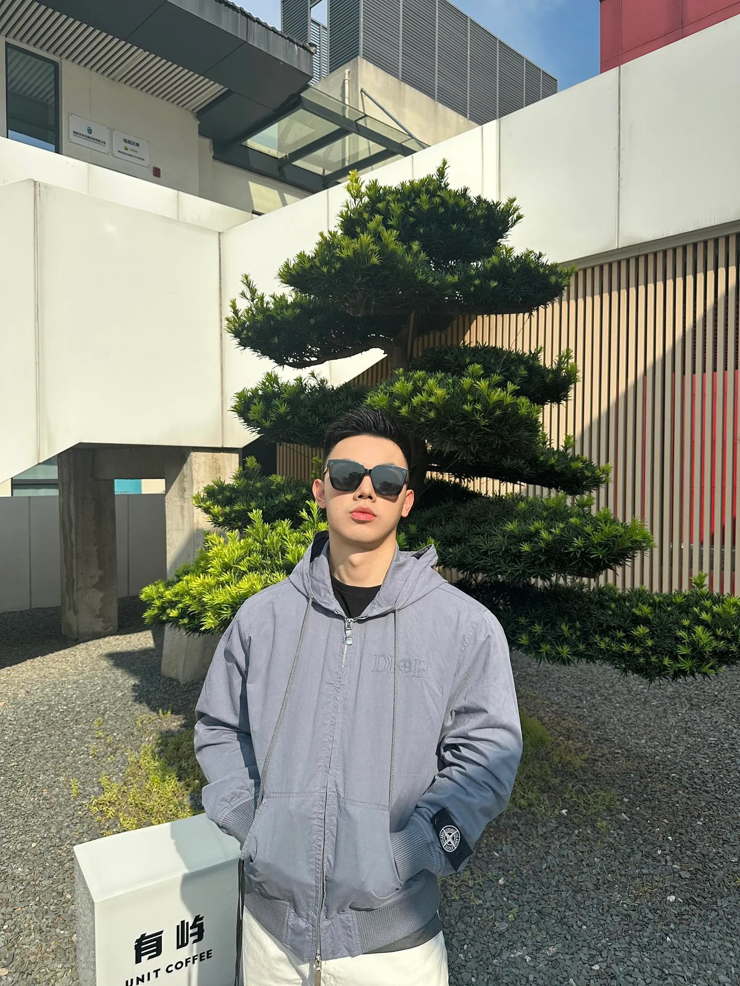 Dior迪奧 & Stone lsland 石頭島聯名 刺繡字母連帽風衣外套 定制定染純棉混紡材質,質感很柔軟,內裡同樣加一層混紡材質的里布,舒適透氣。