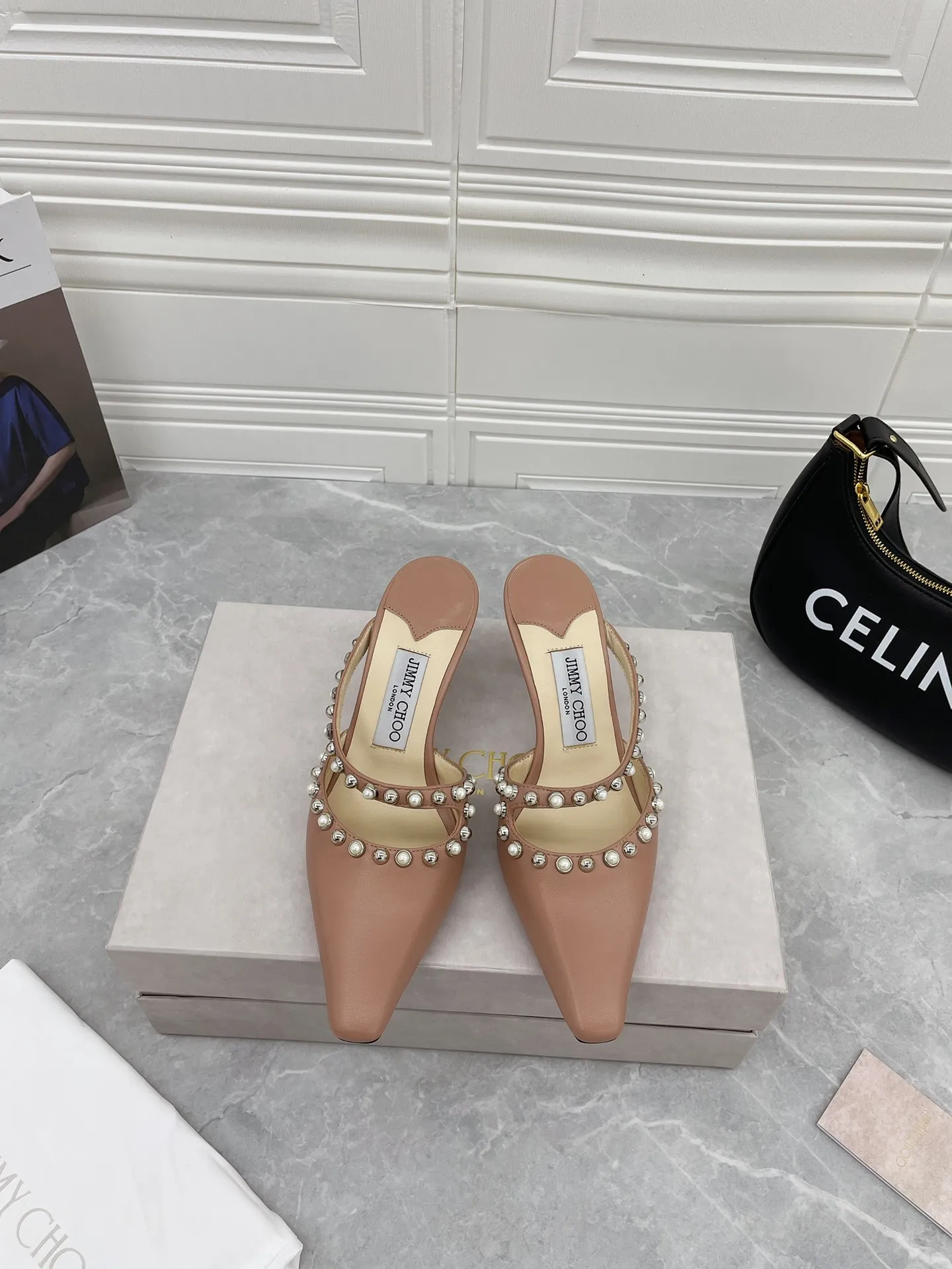 出廠： 【獨家頂級】JIMMY CHOO(吉米週)  經典《小方頭鉚釘單鞋》吉米周是一個非常全面之尊貴時尚生活品牌，香港，美國，等大時尚博主及明星的同款，簡直是美上天了，愛上優雅、愛上俏皮的未來感，光看一眼便想馬上擁有，但一雙精緻的高跟鞋確是可以想想滴，該系列專為超凡絕倫、無所謂的女士而設計，從而打造出別緻的整體效果，Jimmy Choo 設計出激發女性一往無前的產品彰顯魅力……❶面料：定制原版羊皮❷內裡：定制原版羊皮❸墊腳：定制原版羊皮          ❹大底：進口意大利原色牛皮底  ❺跟高：6.5cm  ❻碼數：35-39(40定制不退換)   ❼包裝：原版全套包裝☀顏色：裸粉