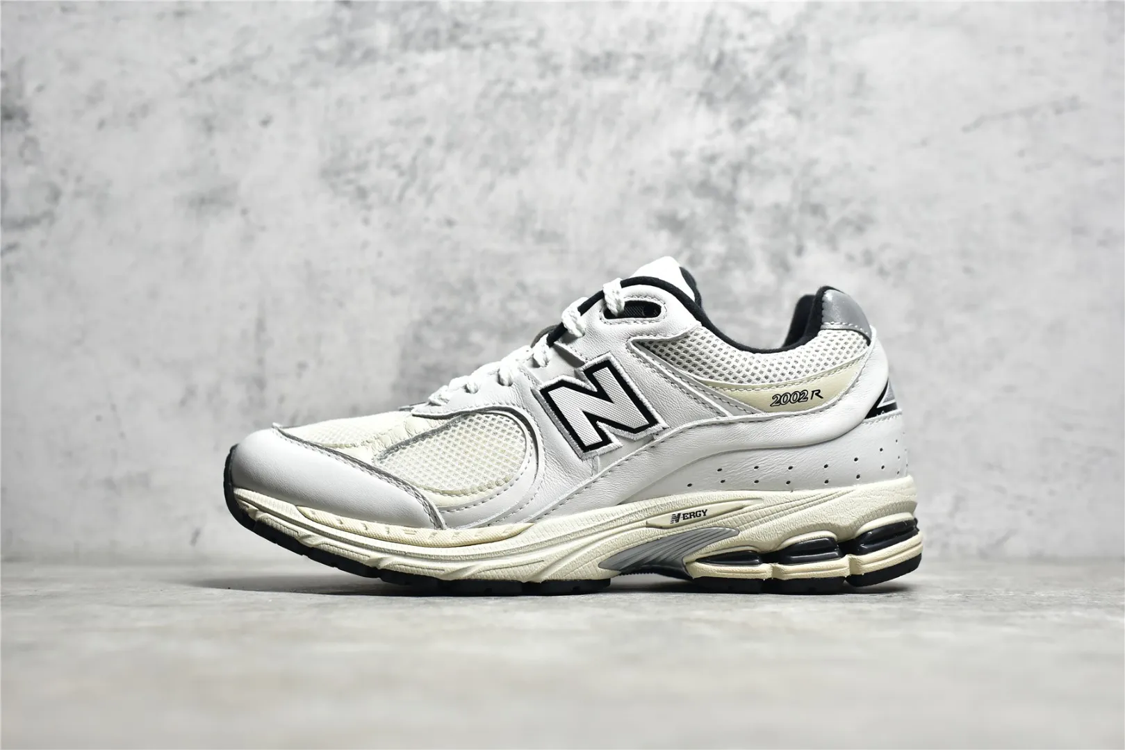 ▪️覓貨權威實拍💯#C9D0C7新貨🚀#純原版本 New Balance 新百倫 ML2002 復古休閒跑步鞋 原廠數據開發 新開獨立私模大底 全網唯一正確組合大底 高端零售專供產物 尺碼:36 37 37.5 38 38.5 39.5 40 40.5 41.5 42 42.5 43 44 44.5 45 46.5