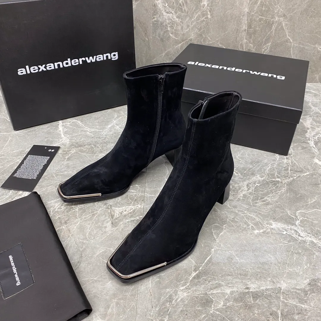 Alexande* wang秋冬新款金屬方頭短靴巴黎時裝週最新走秀款🔥今年流行方頭設計,金屬元素放在鞋頭,時尚感up~太的真酷了!