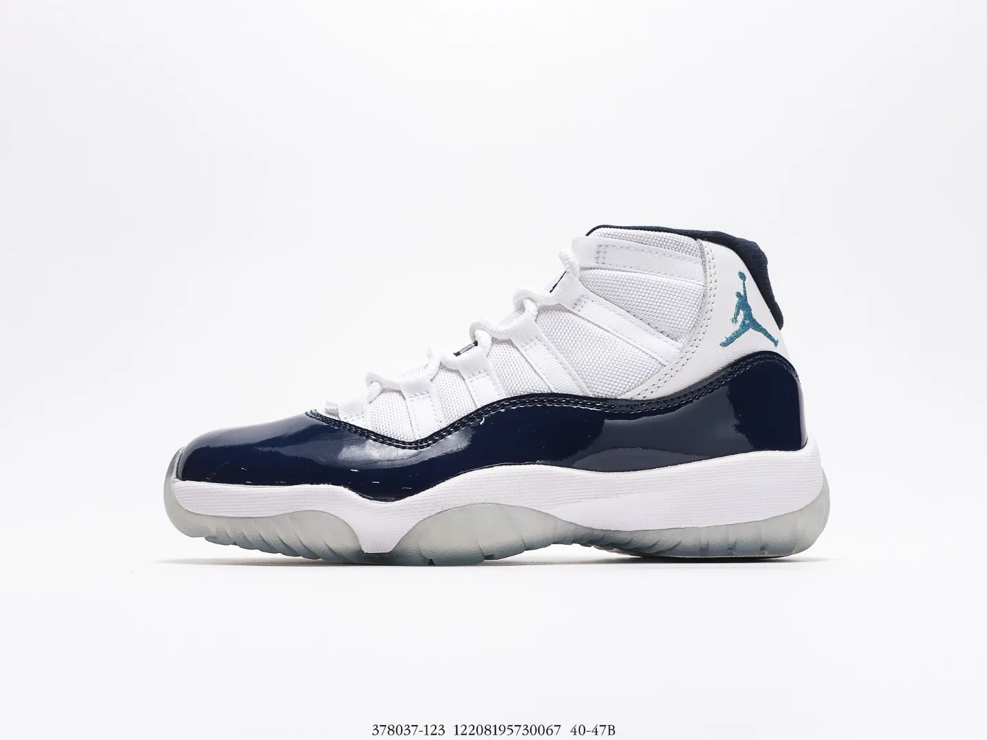 高版本真碳喬丹Air Jordan 11 “Win Like 82”北卡配色鞋款採用與 Air Jordan 11 “Concord” 相似的配色方案,海軍藍漆皮搭配白色尼龍鞋身,後跟點綴北卡色 Jumpman Logo,鞋盒依然以經典的高規格抽屜式呈現,給人一種熟悉又新鮮的視覺感受!
