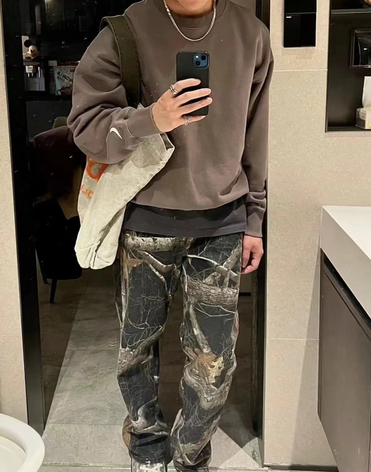 Stussy FW23斯圖西假日系列 滿印迷彩楓葉樹枝直筒牛仔工裝褲 男女同款 Stüssy的作品深受衝浪文化和沙灘服飾的影響,並在之後成為了席捲全球的嘻哈文化與街頭風的標誌性單品之一。