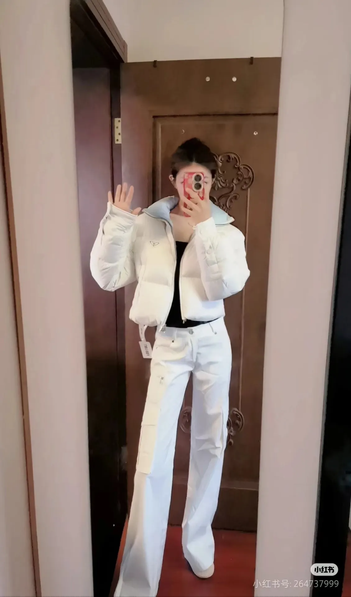 Prada普拉達24ss尼龍三角標短款高腰女款羽絨服 鵝絨'22短款羽絨服專櫃同步新款立領五金logo拉鍊設計~彈力抽繩下擺蓬鬆有型~ 鵝絨填充巨保暖內里黑撞蘭細節質感在線款 定制的尼龍面料 完全一致的手感進口膽布不怕鑽絨 短款裁剪非常酷√細節完美首單現 貨號927600003 尺碼:36-42 編碼:TES101606