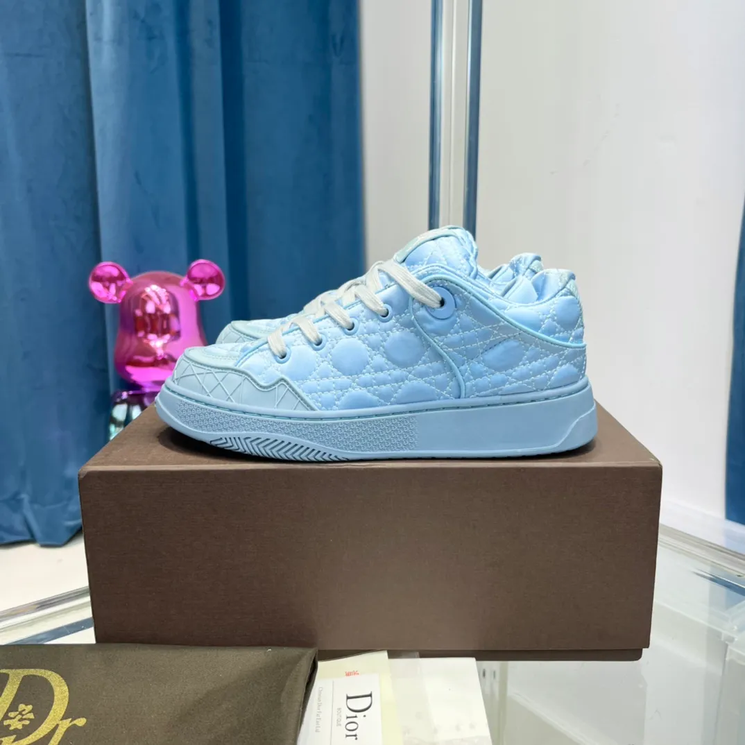 高版本：綢緞面 Dior × ERL聯名款 迪奧SS23走秀款膠囊系列情侶款 運動鞋 麵包鞋 滑板鞋Dior Men 2023早春季同場加映了雙大號板鞋，自LAVIN的Curb Sneaker破圈後，各大奢侈品牌都紛紛著手自家的“大頭厚舌”滑板鞋。