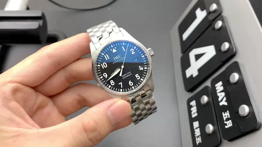 V7 黑面馬克十八