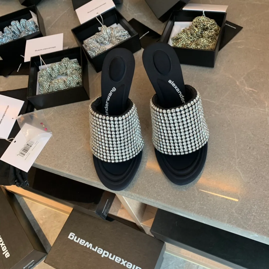 Alexander Wang AW亞力山大王高跟涼拖AW2021新款滿鑽魚嘴高跟拖鞋，鞋面進口原廠超閃水鑽，內裡進口萊卡布料，墊腳萊卡布料，凹凸有致的按摩墊腳，走多少路都不累腳，原版高密度真皮大底，跟高10.5cm、彩鑽：白色 藍色 黃色 紅色，size：35-36-37-38-39-40-41-42試穿正碼 原盒包裝