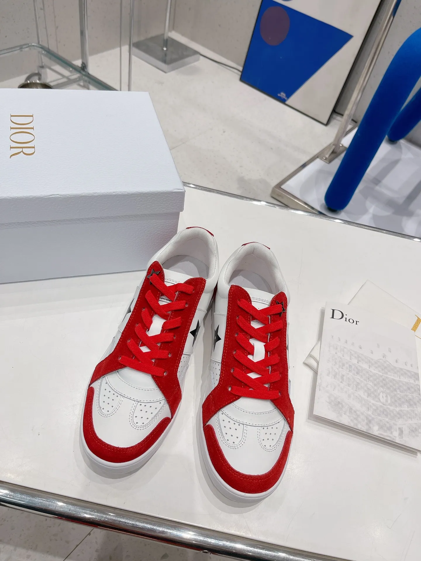 👟 一眼就愛上的小白鞋Dior2022秋季新款這款Dior Star運動鞋延續經久不衰的輪廓，採用白色牛皮革精心製作，所以上腳會特別的舒服哦飾以同色調絨面革鑲片金屬星星裝飾鞋帶孔眼，提升格調。