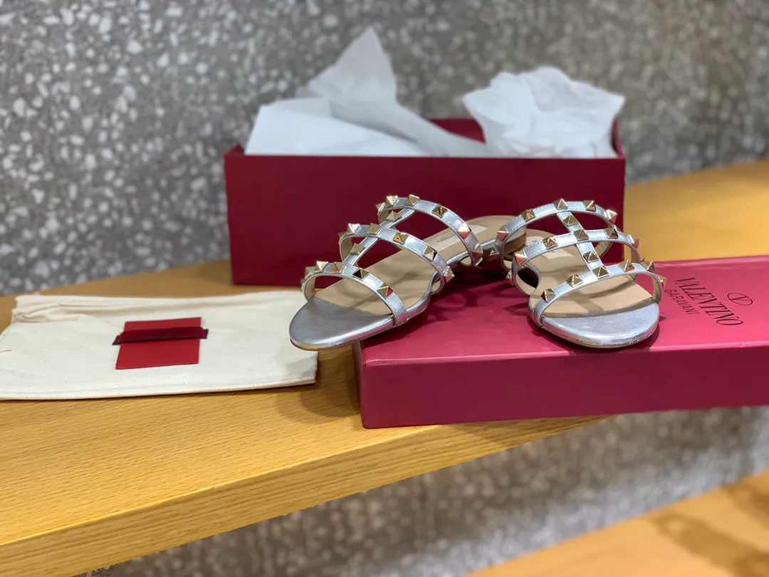 🎊😜VT經典涼拖,東莞大廠出,夏天休閒度假的你,必須不可少,上腳超百搭,採用進口小牛皮,牛漆皮,羊皮墊腳,意大利真皮底,意大利進口機器做工,細節完美PK專櫃 🐎34-40