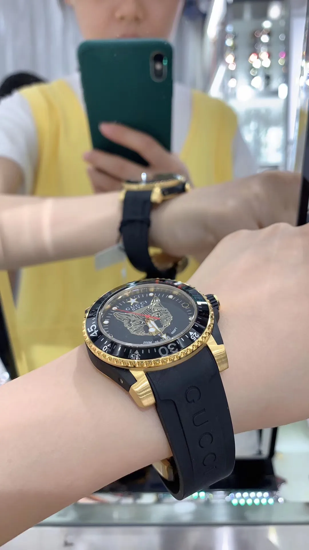🎀古馳-Gucci❥Gucci Dive潛水錶系列❥瑞士石英機芯❥藍寶石玻璃鏡面❥錶殼尺寸40mm         厚度約11mm 每款均以經典外觀結合品牌最新推出的一種動物圖案，優雅與俏皮相得益彰，錶盤飾以貓科動物頭像、猛虎頭像或三隻小豬與靈蛇圖案，彰顯獨一無二的Gucci風格。 