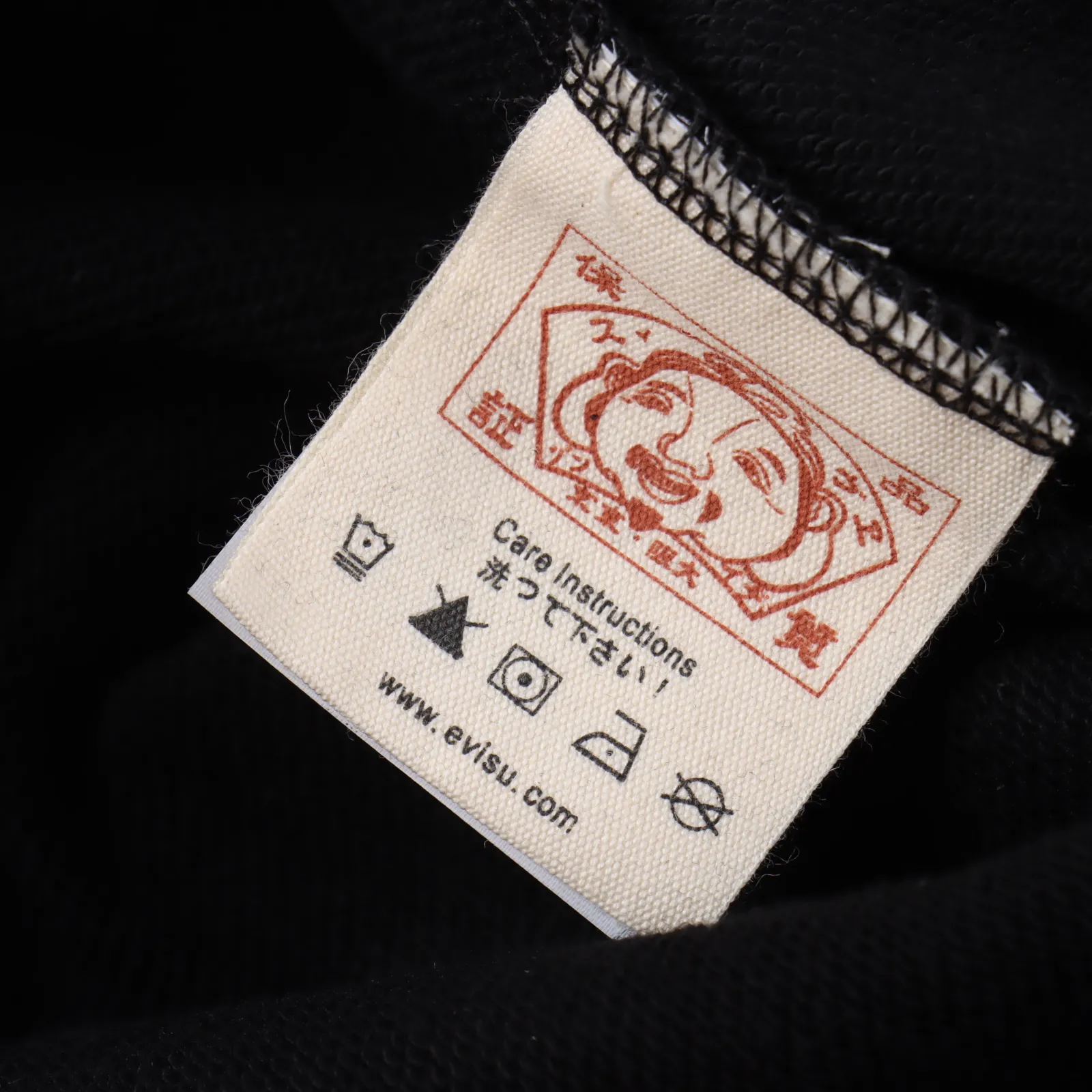 Evisu 23fw 家花貼佈運動褲                品牌致力為一眾潮人提供既舒適又百搭時尚單品，這條錐形運動褲北面大M，後袋以提花家花貼佈裝飾，打造獨特亮點。                