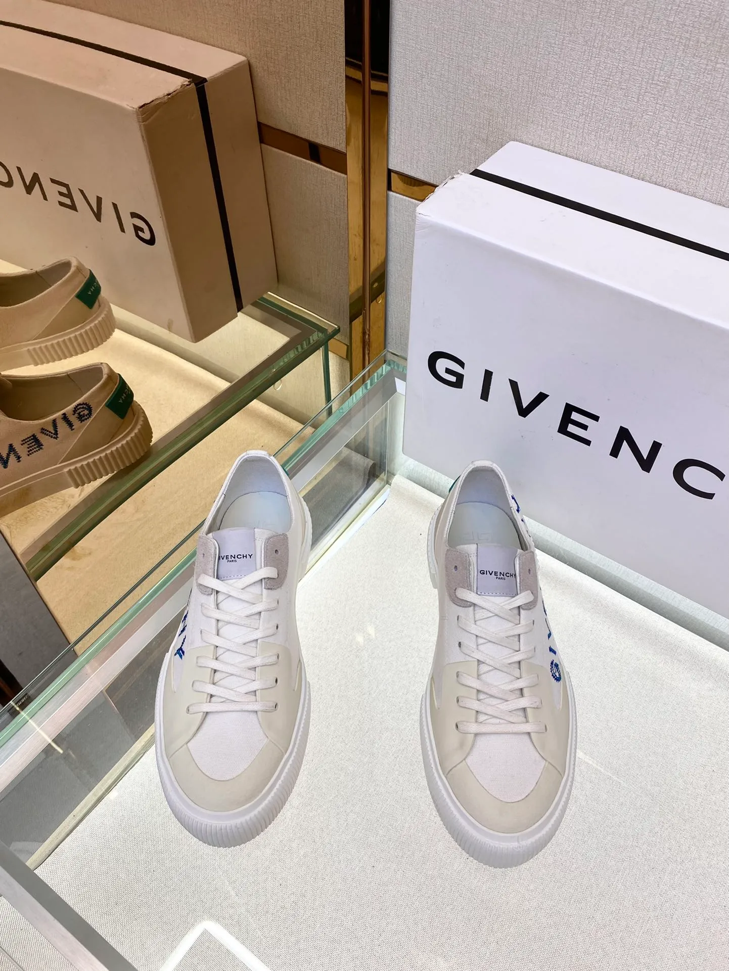 頂級版本Givench*新品板鞋牛皮CITY運動鞋  採用進口牛皮打造，鞋舌金屬銘牌鐫刻GIVENCH* LOGO。