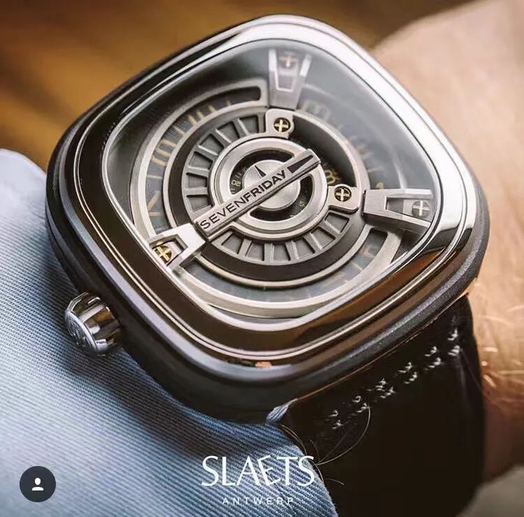 七個星期五 SEVENFRIDAY M1/03機芯：原裝日本西鐵城8215機械機芯鏡面：強化藍光玻璃錶帶：進口小牛皮帶材料：高級316精鋼錶殼尺寸：47mmx47mm市場高端品質 請認准做工細節 非市場普通貨 全系列支持NFC感應功能