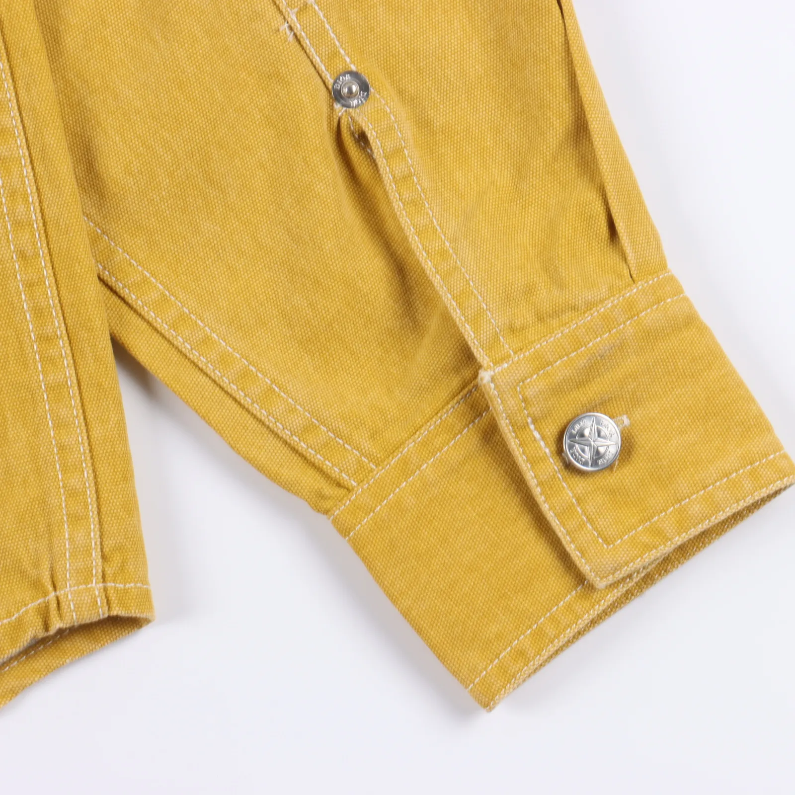 Dior & Stone lsland 迪奧石頭島聯名刺繡牛仔襯衫外套 DIOR AND STONE ISLAND 外套襯衫 這款外套襯衫來自 DIOR AND STONE ISLAND 限定係列,展現了聯名系列的標誌。