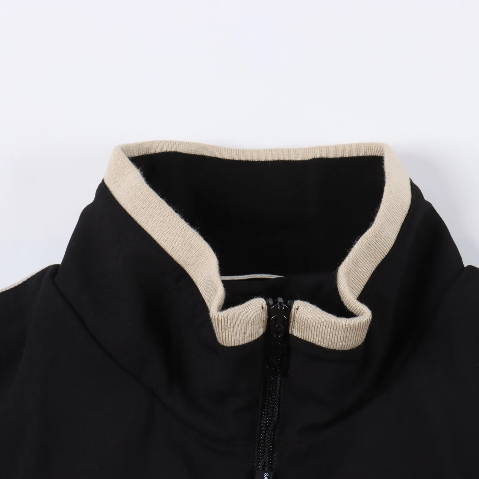 SAINT LAURENT PARIS/聖羅蘭SLP 線條立領風衣夾克外套 天絲縐緞TEDDY夾克,衣服表面附有特殊肌理、高級面料自然的懸垂感、涼爽舒適貼膚透氣、不沾塵且打理簡便。