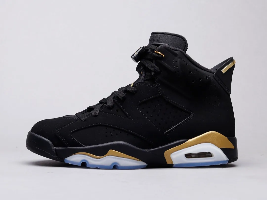 🔹YB 🔹649 Jordan 6 "DMP"喬六 黑金 CT4954-YBYB7為了紀念邁克爾喬丹在第一個三連冠中贏得的首枚總冠軍戒指,Jordan Brand於2YBYB6年首度推出Defining Moments Pack (DMP)該套裝包括Jordan VI和Jordan XI,旨在向邁克爾喬丹在關鍵時刻的出色表現致敬。