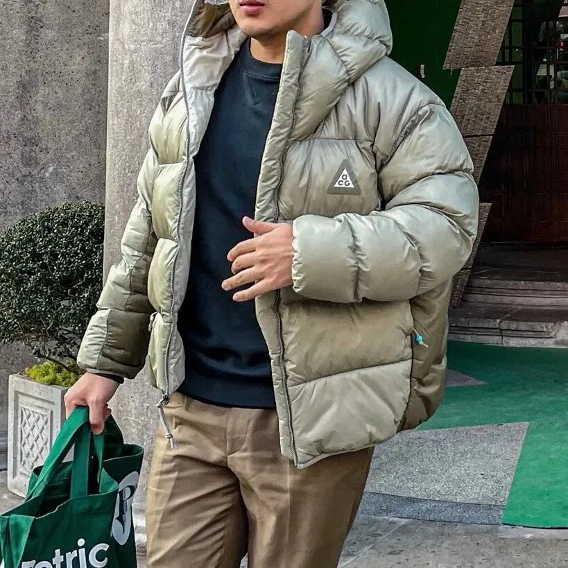 Nike ACG系列連帽羽絨棉服外套                耐克高端支線系列應對極端惡劣天氣 旗艦店門面擔當 不多見的抗寒重磅單品                 拼接設計 拼色呼應 真的好好看的一款麵包服 做工複雜程度比羽絨服要復雜的多 保暖性能和羽絨服一致 東北零下30度可穿                頂級原版輔料細節 YB一致 採用p棉填充400克 科技面料 值得入手定制地球 ACG三角鐵環釦子 綠色胸口logo壓膠細節  三處刺繡均為百靈達進口機器萬針刺繡                 顏色：黑色 橙色 淺軍綠色                尺碼：S-XXL（可穿80-200斤）                編碼：SKK120304