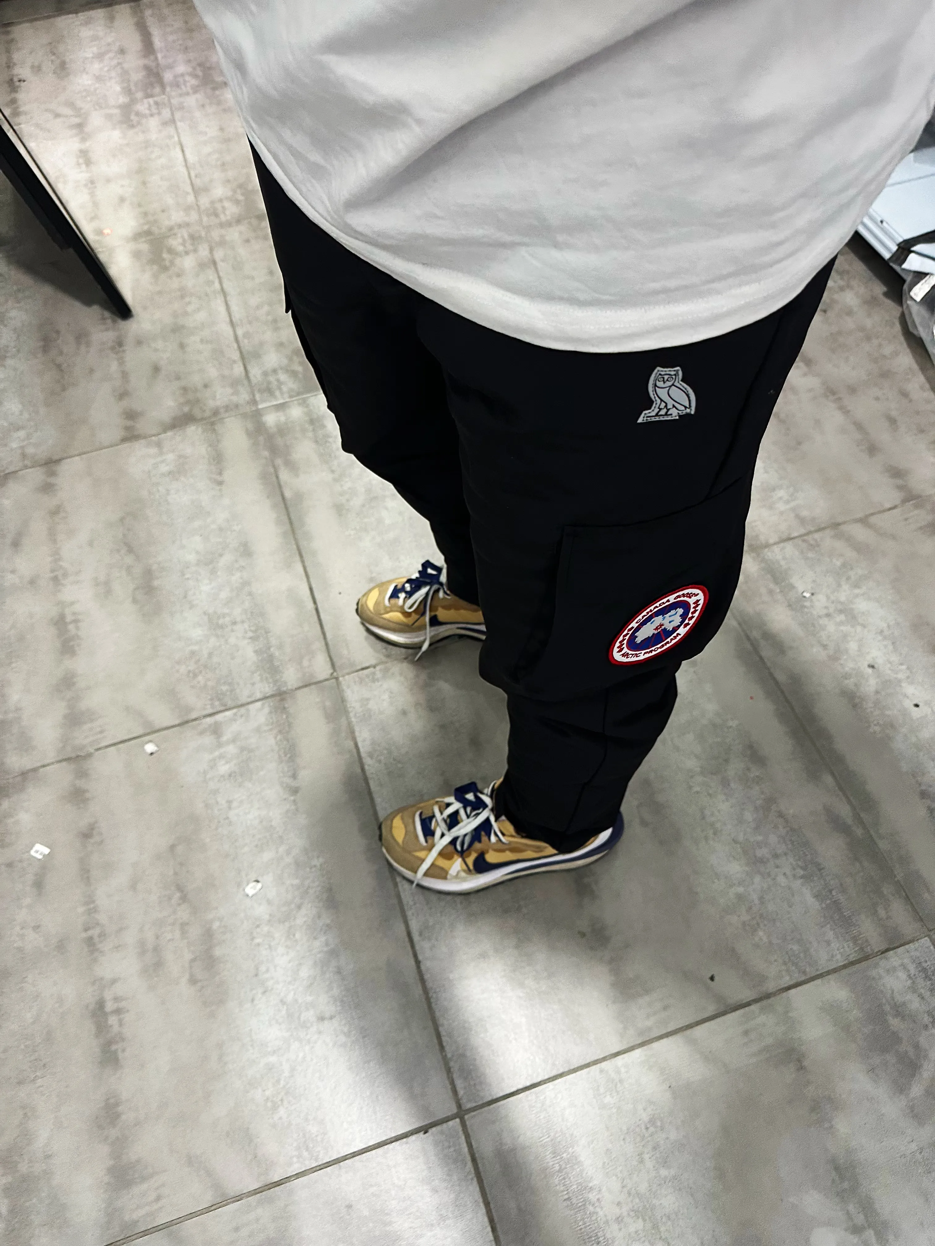 Canada Goose 貓頭鷹加拿大鵝聯名羽絨褲                 此款羽絨褲不分年齡階段都能駕馭穿起來不臃腫做工精細麵料柔軟順滑細膩限量出貨，先到先得 一款性價比超高的羽絨褲 頂級的白鵝絨填充 堪稱防寒神器 簡單的一件打底就足以抵禦嚴寒 更加蓬鬆保暖 最後經過120度高溫水洗工藝漂洗 以達到去味、殺菌 蓬鬆的效果 專注於先進科技和時尚設計 全天候戶外與休閒相結合 羽絨褲大身選用的是公司醉新研發的科技型面料  整條手感大家拿到手感受下質感 你就知道 這樣的東西不僅僅是好看而已 禦寒效果 功能性 實用性上更是讓你愛不釋手 全方位保暖                SIZE:S-XXL                編碼：SKK112762