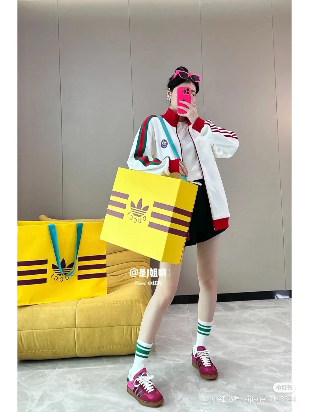 GUCCI x ADIDAS 古馳阿迪 22FW 聯名白紅拼色織帶拉鍊外套 第一時間購入ZP開版,定織功能性聚酯纖維面料,柔軟透氣,搭配橫機螺紋,1000米起訂量的定織兩側拼色織帶,兩側織帶定織定染以提花面料混搭Guc標誌性紅綠織帶、阿迪條紋織帶。
