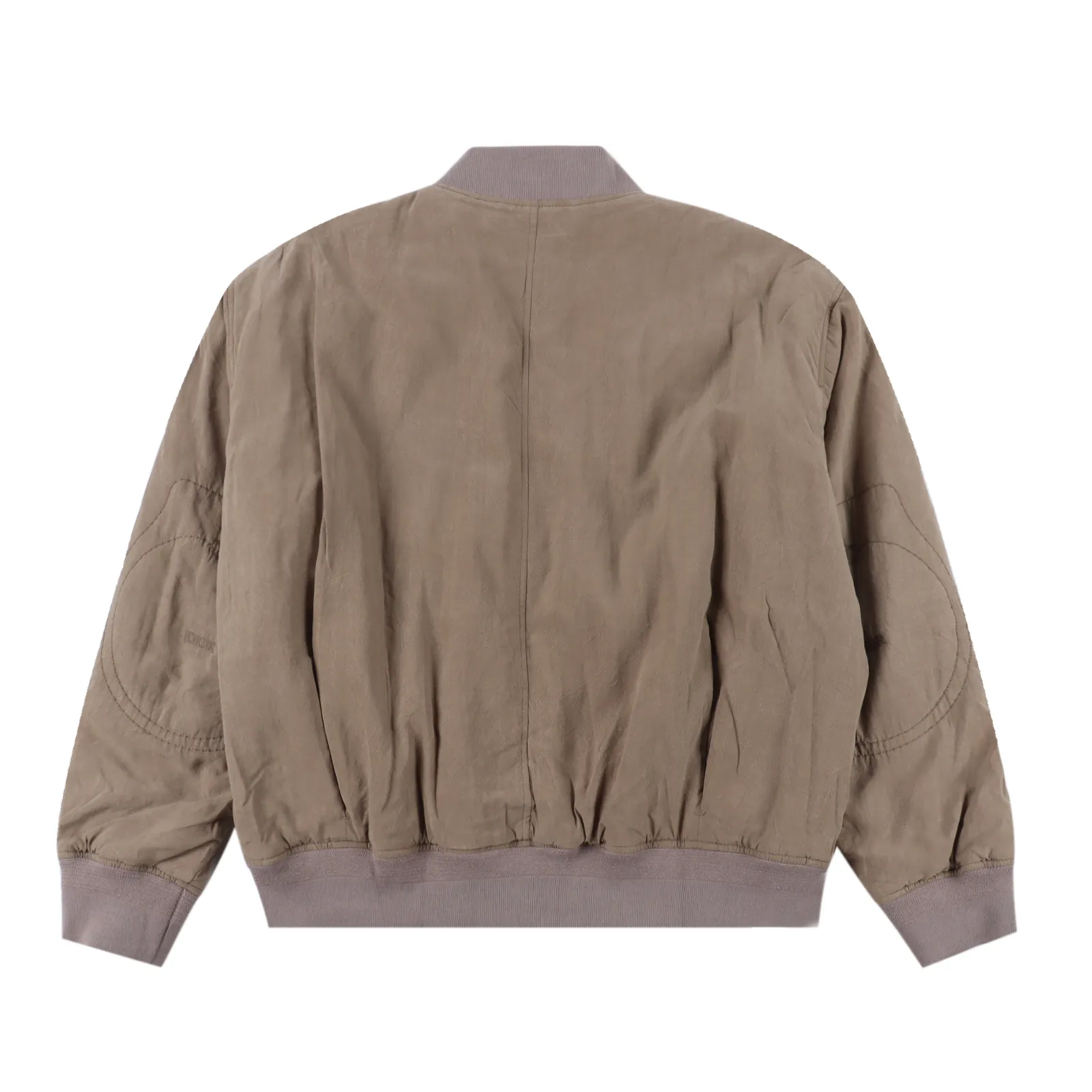 DIOR/迪奧CD X STONE ISLAND/石頭島 聯名款飛行員棉服夾克外套 原版杭州國專37000購入,定紡染紗採用桑蠶絲混紡材質(里布面布同布同色),定製袋布,壹布503# 色,定制40克噴膠棉雙面防絨正方形格子,刺繡採用進口TAJIMA機台加工(後袖大繡花填棉),定制羊毛螺紋(領子+下擺+袖口),定制5# 金屬上下拉啞叻瑞士(門襟拉鍊+口袋拉鍊)帶logo,定制白金刻字金屬氣眼,定制裡袋四合扣,定制面料知識標8×14cm,定制0.3cm棉繩前中門襟+袋唇,大廠出品非常考驗做工,做工細節對比專櫃 Size:48-52 編碼:FNC100854