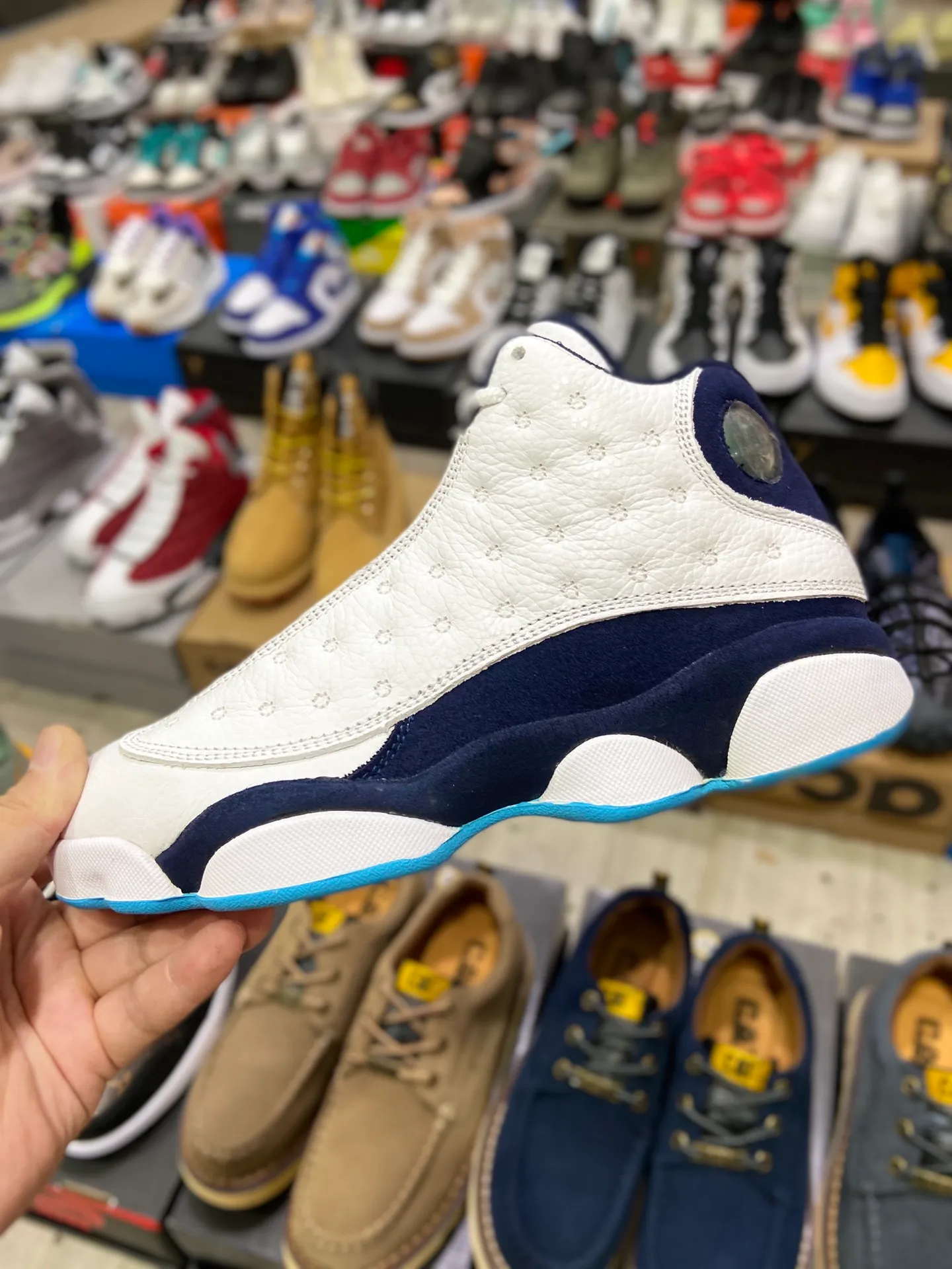 喬丹Air Jordan AJ13 Retro‘’Lakers‘’ 黑曜石 整體鞋身以白色為主調,中底植絨部位與後跟包覆均採用黑曜石色調示人,鞋舌 Jumpman Logo 與鞋頭標籤、外底則輔以淺藍色點綴。