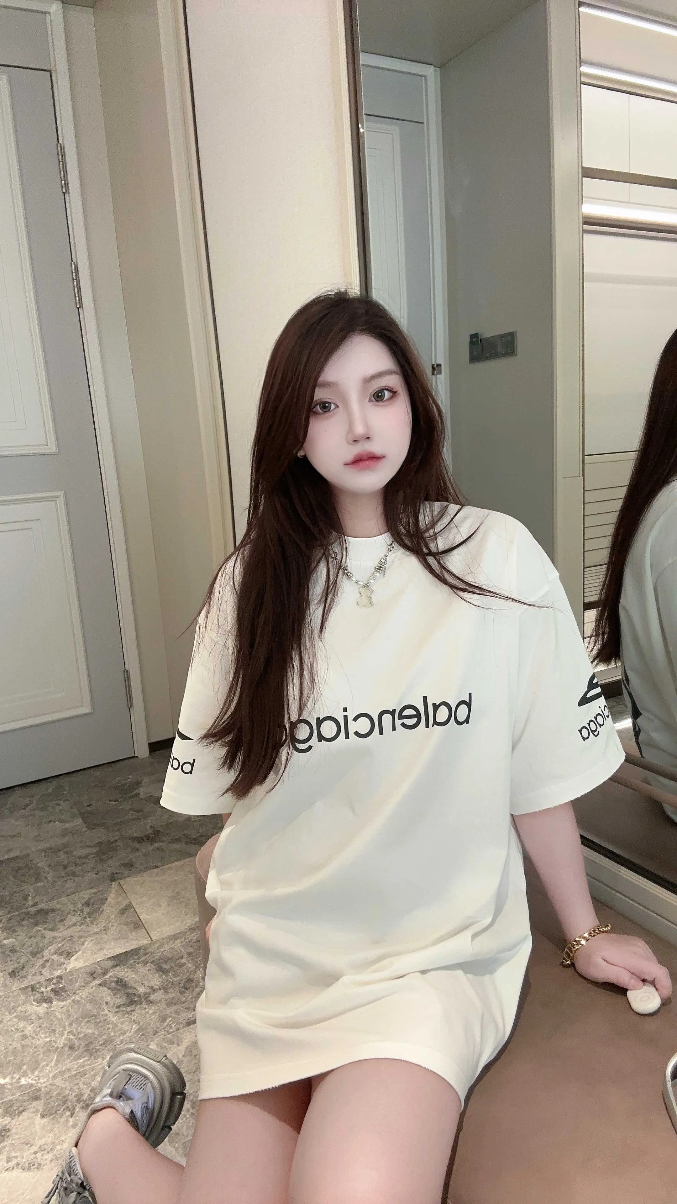 Balenciaga/巴黎世家 背後大M標印花短袖T卹                 前後幅手臂均採用精細網板印花工藝 進口膠漿加持 成衣二次洗水磨爛做舊工藝 細節領口/袖口/下擺等 多處破洞 需要手工去磨否則成衣的效果太規則 細節完美 對版定織定染280g面料 螺紋同缸定染零色差 獨家高品質 歡迎對比 男女同款                -Color：白色 黑色                -SIZE：Xs S M L                編碼：SKK041831
