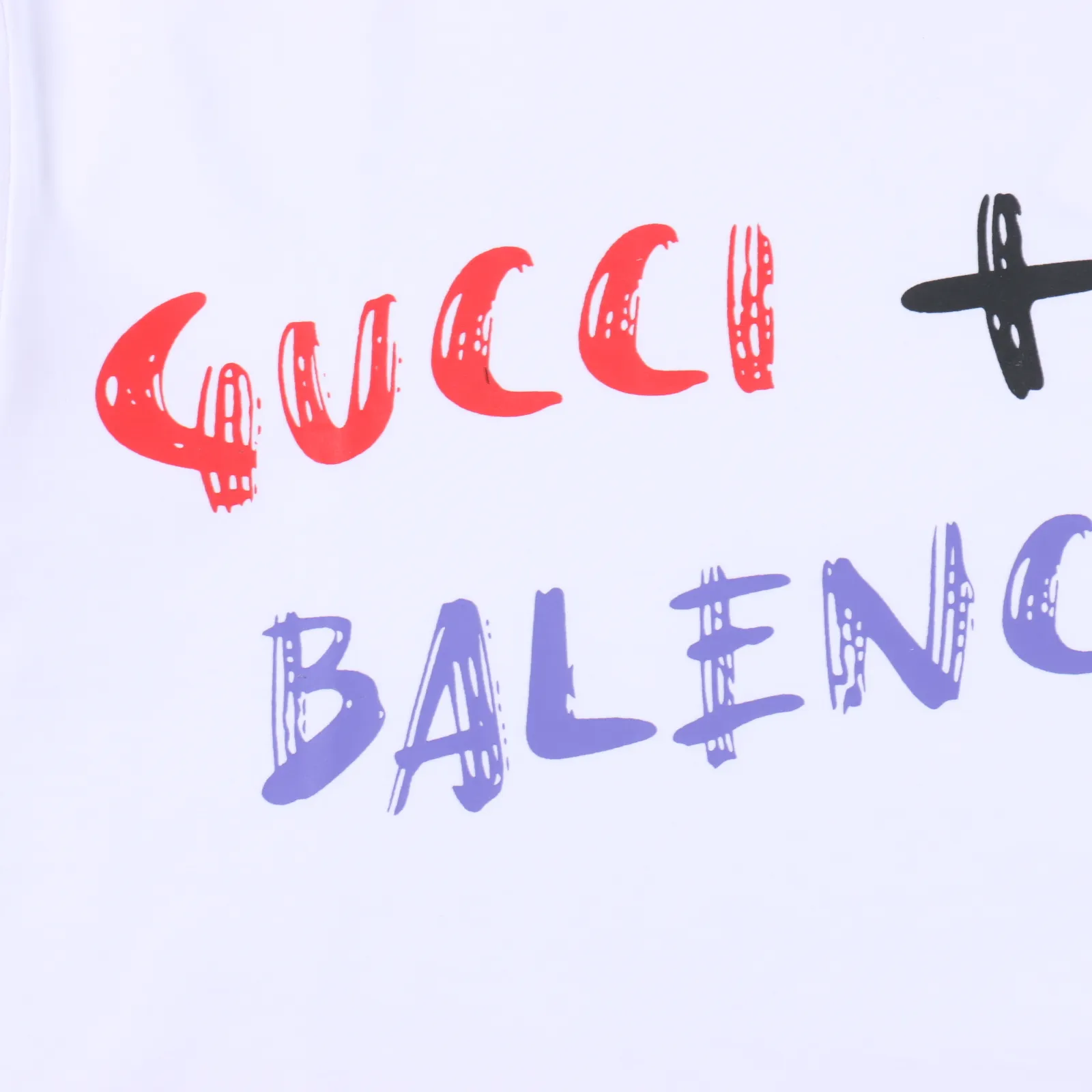 Gucci & Balenciaga 聯名款字母印花短袖 夏季渠道限定新款 簡約又不失風格的複古品牌標識,夏日炸街酷斃了 情侶氣質款的白色+黑色,兩色推薦入手。