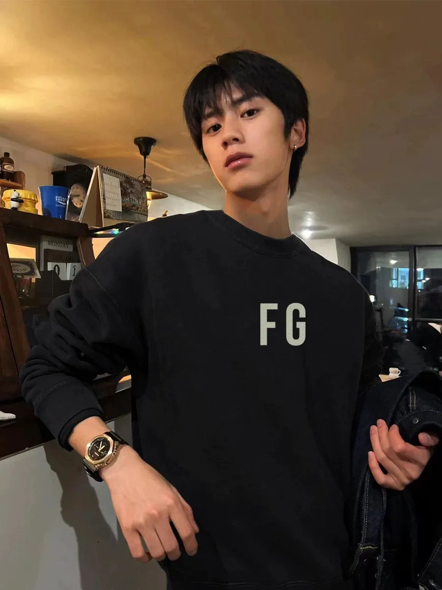 Fear of God FOG 24FW FG字母圓領衛衣 成衣加絨款採用380g面料,不加絨款採用350g面料,螺紋採用420g雙紗1:1螺紋。