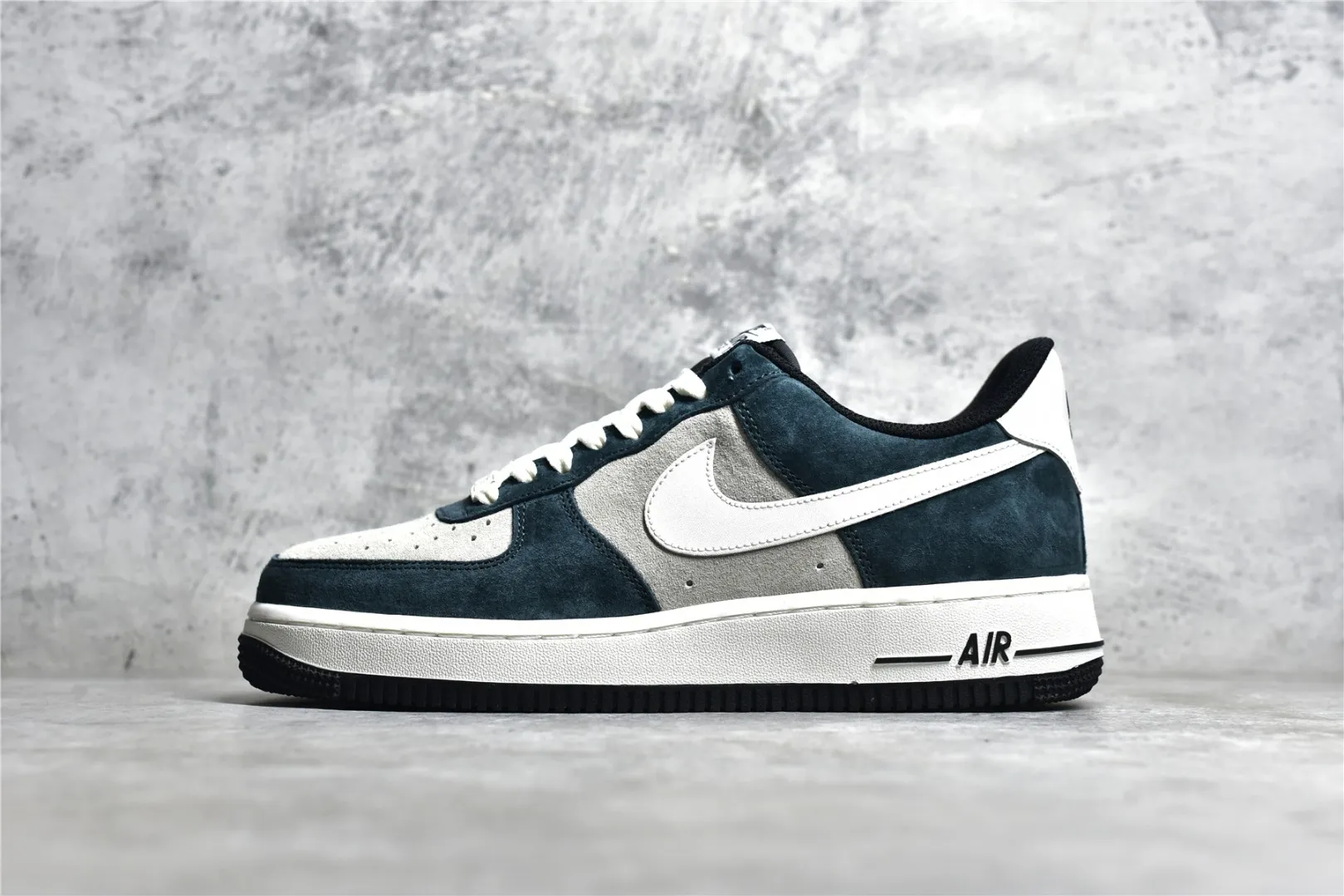 ▪️覓貨權威實拍💯#SJ36640新貨🚀#公司級別 NK Air Force 1 Low ’07  海藻配色 空軍一號低幫休閒板鞋 原廠麂皮 原楦原紙板 純正版型 正品NFC感應芯片 高清潔度 內置全掌氣墊 貨號：NT9955-318 Size：36 36.5 37.5 38 38.5 39 40 40.5 41 42 42.5 43 44 44.5 45