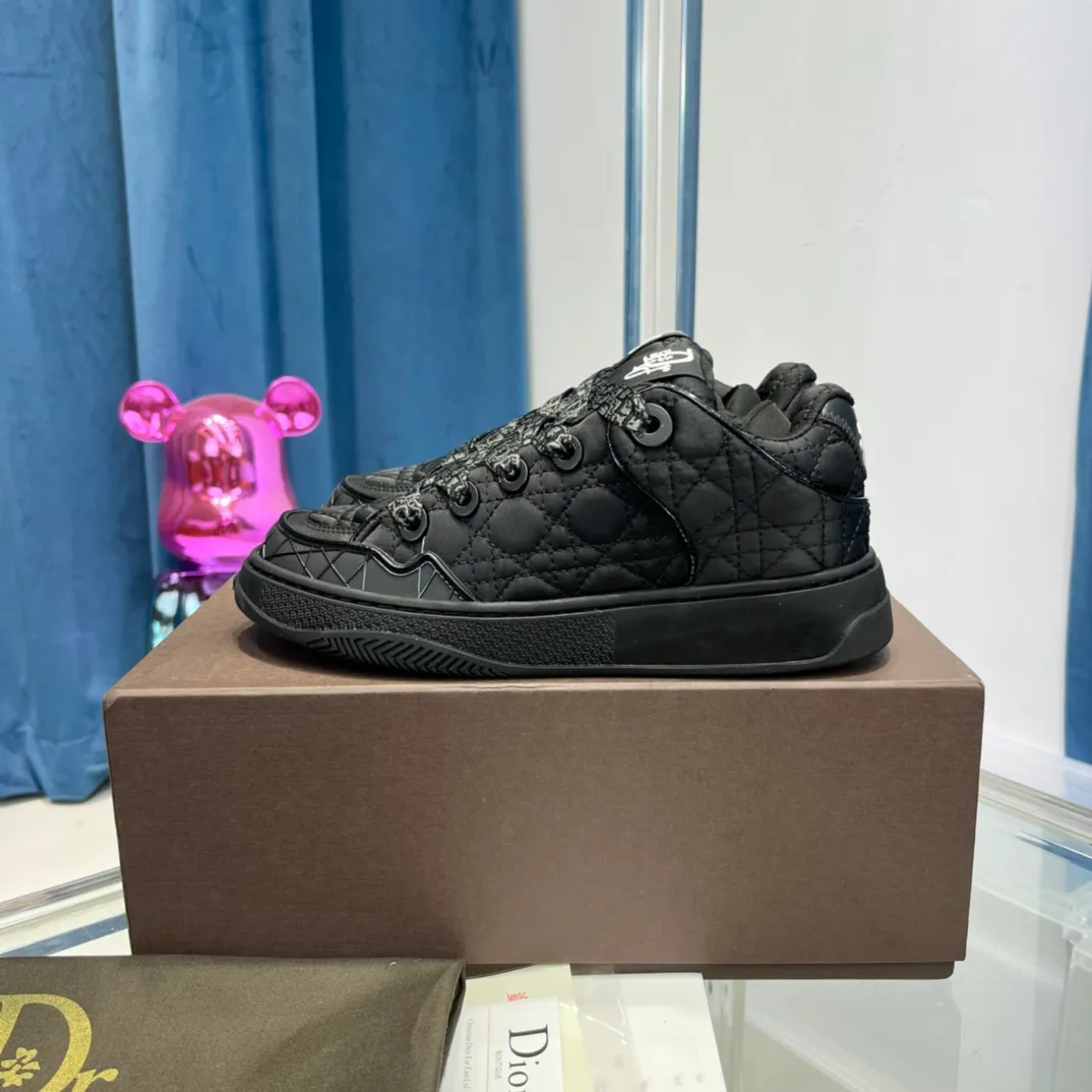 高版本：綢緞面 Dior × ERL聯名款 迪奧SS23走秀款膠囊系列情侶款 運動鞋 麵包鞋 滑板鞋Dior Men 2023早春季同場加映了雙大號板鞋，自LAVIN的Curb Sneaker破圈後，各大奢侈品牌都紛紛著手自家的“大頭厚舌”滑板鞋。