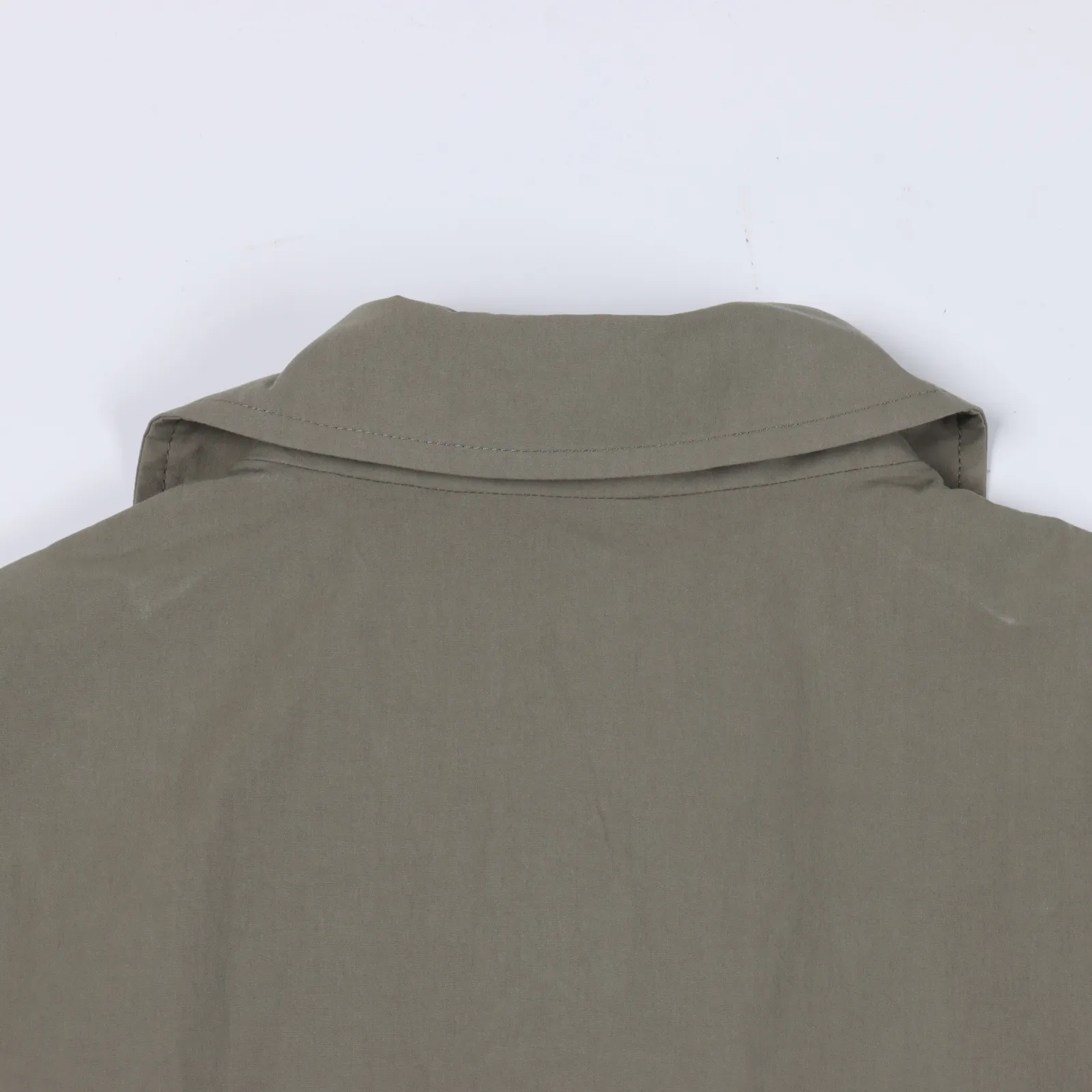 JIL SANDER JS 23SS 後背印花襯衫外套 原版面料是經過紗洗通過增加工業鹽破壞面料表面組織來改變面料手感,增加色牢度 ,區別市場洗一次兩次掉色嚴重的通貨,胸口鈕扣採用的是銅底合金材質,也是大部分奢侈品慣用的材料,區別於鋁製因為硬度不夠所以時間久了容易變形脫落的通貨,後背印花採用厚版膠漿印花,覆蓋能力好,而且有光澤,摸起來是有膠感,請勿機洗後背印花,側縫骨袋和彈力袖口,一下擺可調節抽繩 Size:46 48 50 編碼:FNC033092