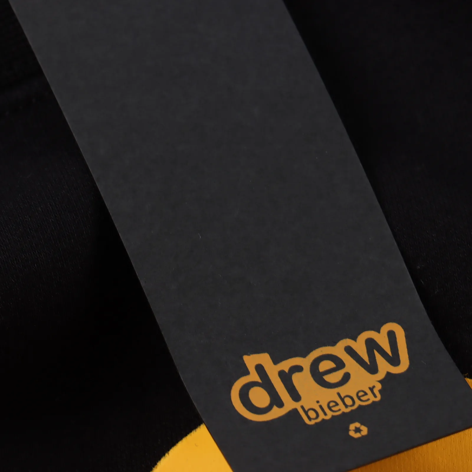 DREW HOUSE 24FW 黃愛心LOGO圓領衛衣 面料DREW圓領衛衣用的是100%純棉針織面料,衣身面料克重約,螺紋1*1豎排定織定染對色。