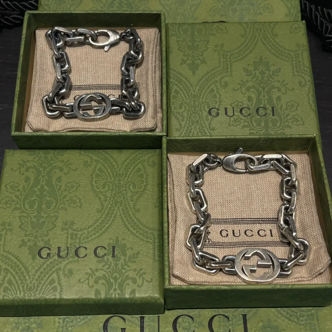 gucc*純銀互扣式雙G 粗款手鍊 情人節爆款手鍊呼聲很高的一款情侶手鍊 此款為粗款男士款 雙G也是非常經典的元素！ 