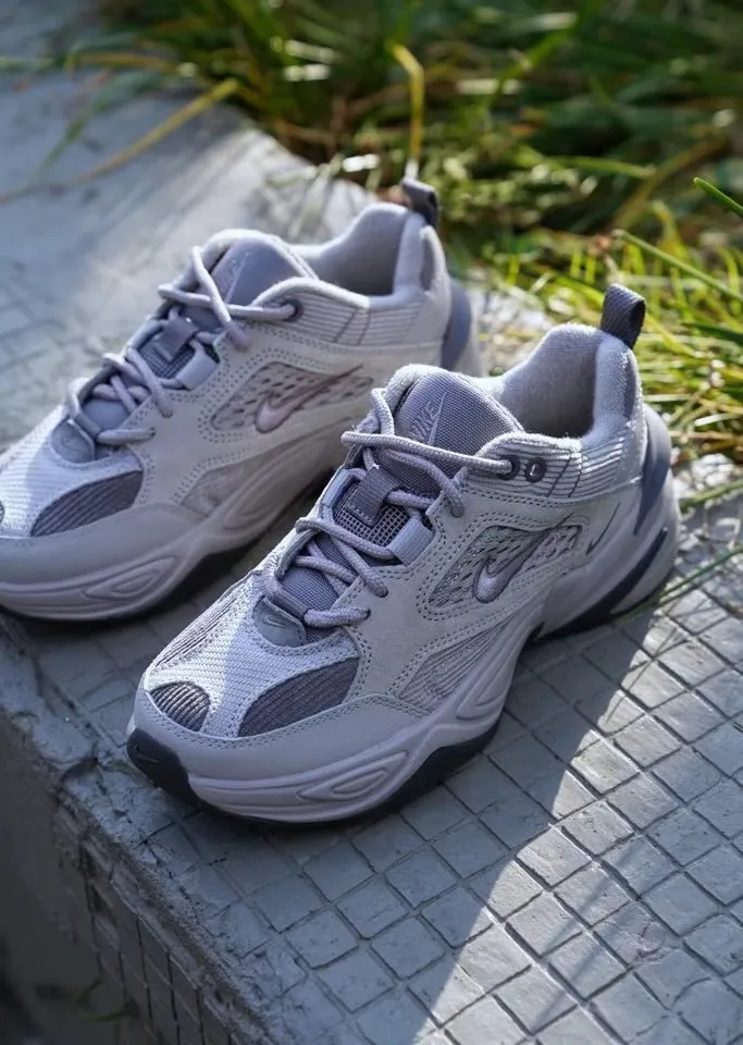 🔥 NIKE M2K Tekno sp老爹鞋🔥 作為M2K的高階版本sp系列,選用了更高檔更特別的材料,麂皮➕燈芯絨➕網面➕特製的紋理橡膠多材質搭配,質感真的超棒❗️配色也是絕了❗️非常適宜秋冬穿著的小麥色、非常🈶️高級感的水泥灰和復古的橄欖綠也是把多種材料搭配的層次質感體現的淋漓盡致❗️ ⚠️獨家原廠正品渠道出貨,區別市面所有fake版本,接受對比❗️ ⚠️顏色:小麥色、水泥灰、橄欖綠3⃣️色 ⚠️尺碼:36、36.5、37.5、38、38.5、39、40、40.5、41、42、42.5、43、44❗️p