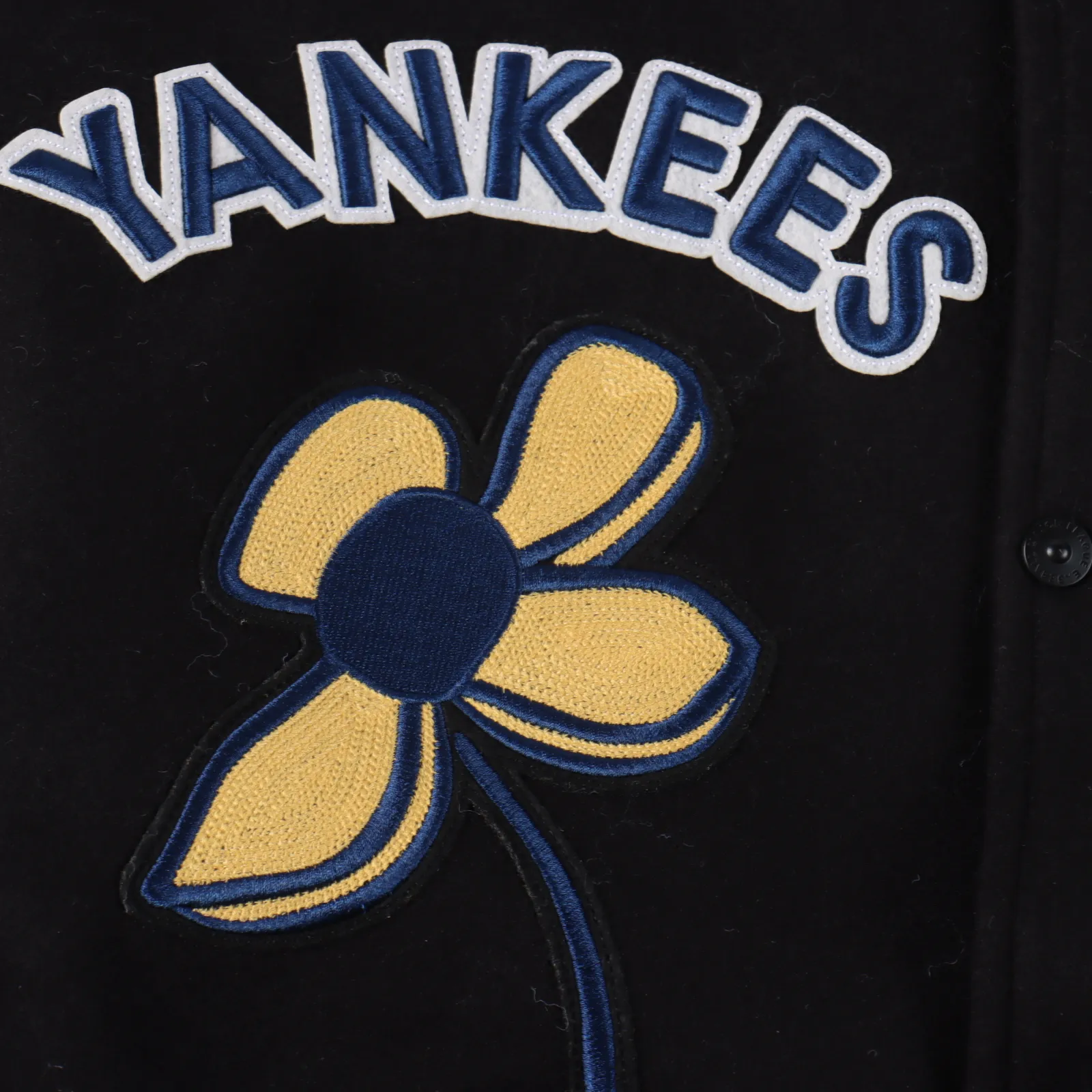 MLB Logo刺繡復古棒球服外套                 MLB同步秋款新款 定制毛呢面料 柔軟舒適細膩光滑 超級亮麗 內裡夾棉工藝 讓你放心度過冬天的寒冷 壓風保暖上身特別棒 且手感超級舒服 兩邊拼袖採用獨家 PU 提花頂級 皮革材質 柔軟光滑 耐磨性極強 手感特別舒適 logo重工藝刺繡 區別市場低端版本 田島同工廠3D立體萬針高清刺繡 螺紋針織 領口下擺定制雙色雙砂針織螺紋 彈力不起球 條紋色調非常特別 顯檔次精湛工藝技術 三標吊牌一應俱全 上身低調精緻幹練有型 立體裁剪優化身形 大廠工藝 精緻做工針腳細密 男女同款 無死角細節把控 真正做到原單品質                 SIZE:M-2XL                編碼；EIO110482