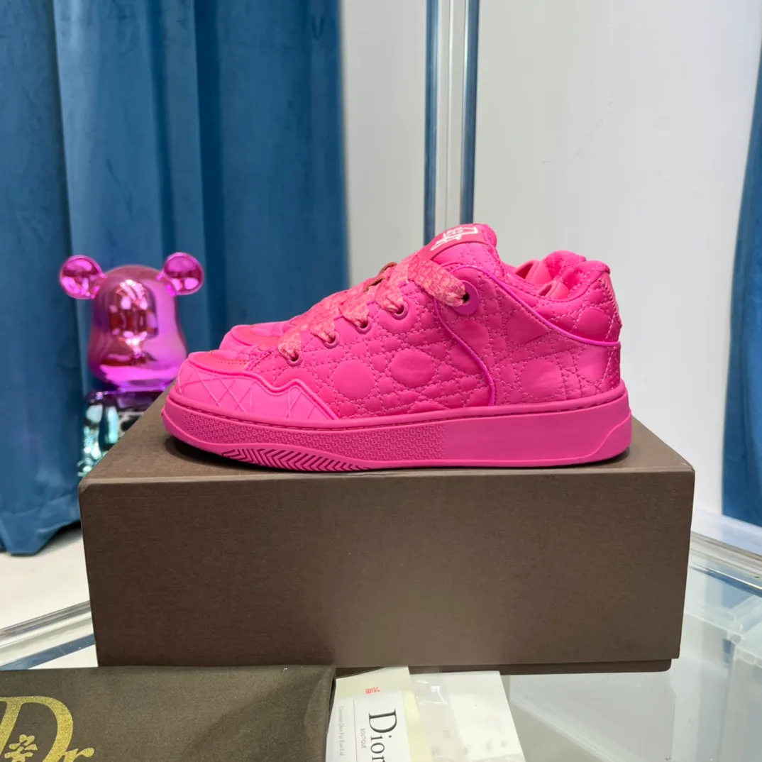 高版本：綢緞面 Dior × ERL聯名款 迪奧SS23走秀款膠囊系列情侶款 運動鞋 麵包鞋 滑板鞋Dior Men 2023早春季同場加映了雙大號板鞋，自LAVIN的Curb Sneaker破圈後，各大奢侈品牌都紛紛著手自家的“大頭厚舌”滑板鞋。