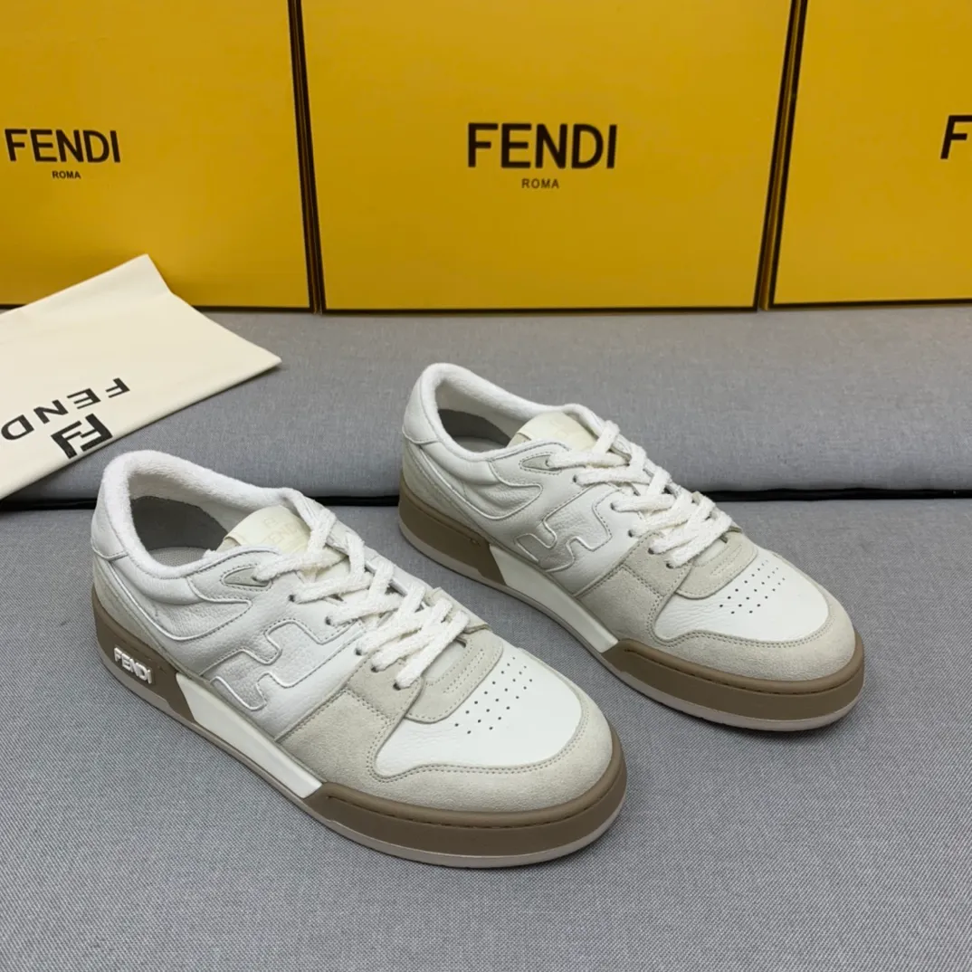 新款 芬迪 FENDI MATCH 男士白色麂皮低幫鞋 Fendi Match緊湊設計運動鞋，鞋舌帶復古標籤。