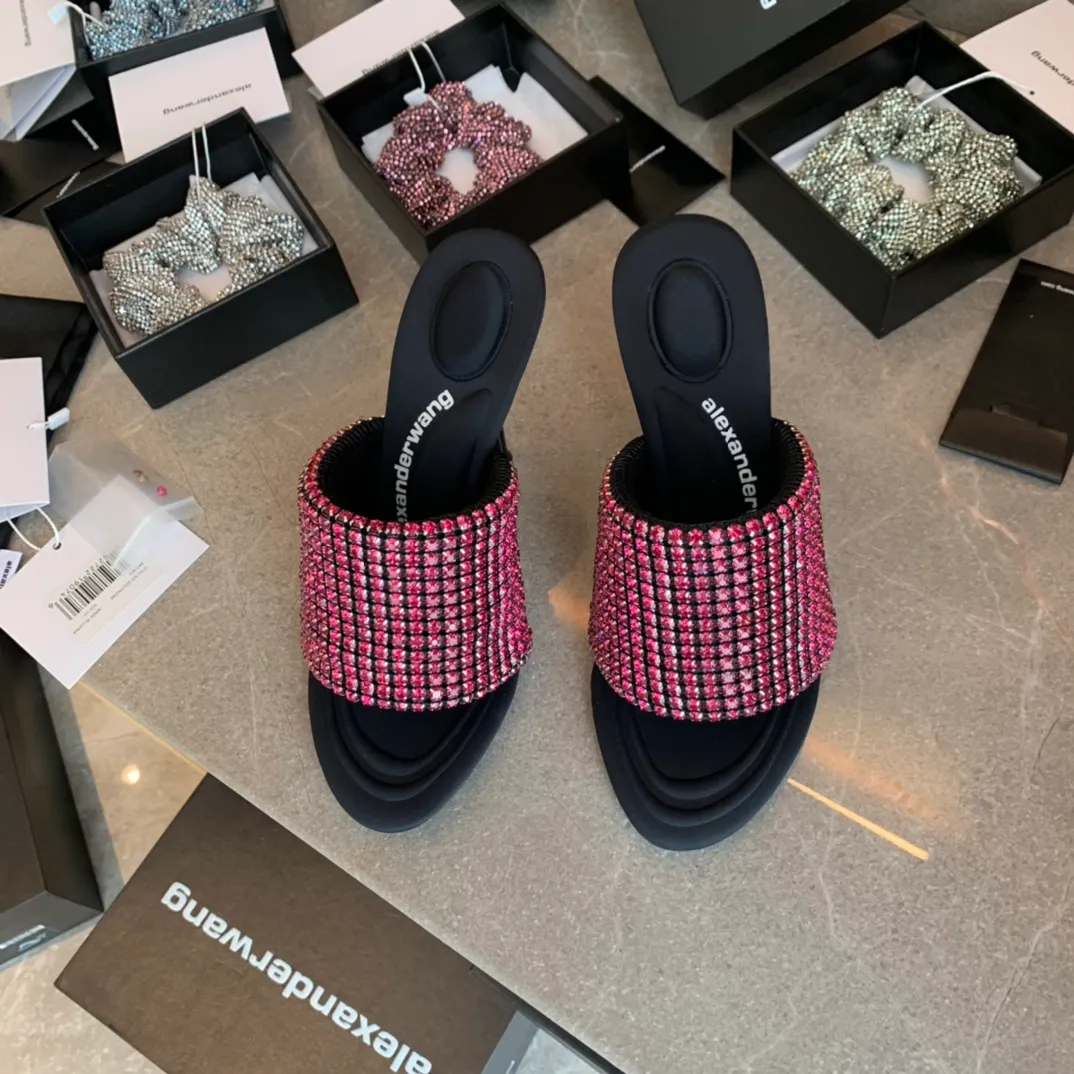 Alexander Wang AW亞力山大王高跟涼拖AW2021新款滿鑽魚嘴高跟拖鞋，鞋面進口原廠超閃水鑽，內裡進口萊卡布料，墊腳萊卡布料，凹凸有致的按摩墊腳，走多少路都不累腳，原版高密度真皮大底，跟高10.5cm、彩鑽：白色 藍色 黃色 紅色，size：35-36-37-38-39-40-41-42試穿正碼 原盒包裝
