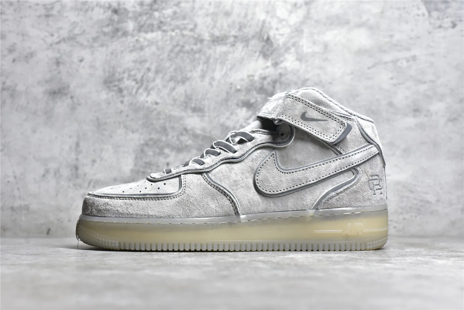▪️覓貨權威實拍💯#SJ38860新貨🚀#公司級別 NK Air Force 1 '07 Mid 衛冕冠軍5代 空軍一號中幫運動休閒板鞋 客供高亮3M反光材料 進口麂皮 折邊針車 工藝難度大 原楦頭原紙板 內置全掌氣墊 原廠鞋底 貨號：GB1228-185 Size：36 36.5 37.5 38 38.5 39 40 40.5 41 42 42.5 43 44 44.5 45